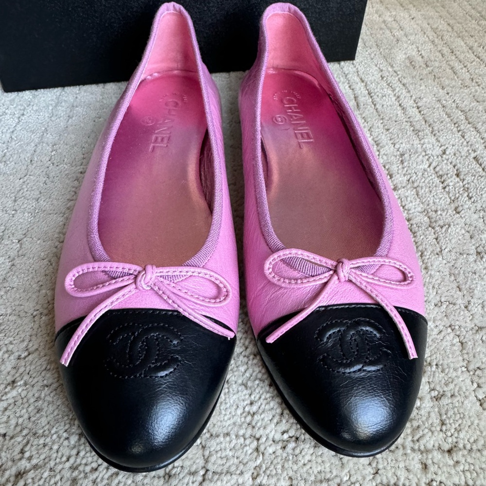 CHANEL Two-Tone Pink and Black Flats 41 - Picture 2 of 9